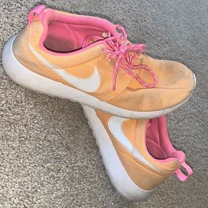 nike girls roshes
